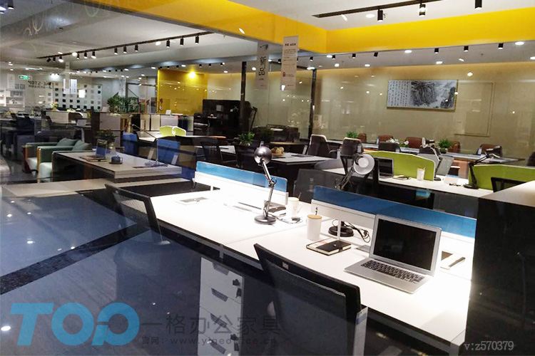 展廳辦公桌卡位實(shí)拍.jpg 展廳辦公桌卡位實(shí)拍.jpg