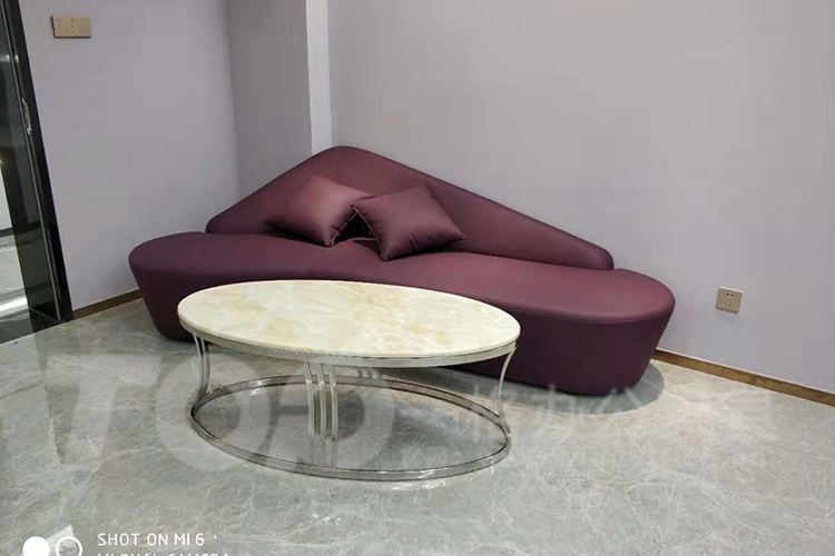 紅色異性沙發(fā).jpg 紅色異性沙發(fā).jpg