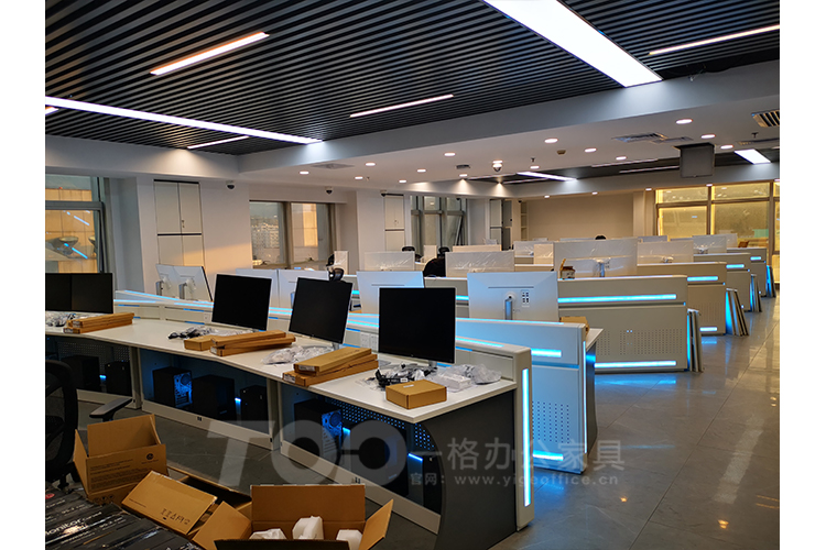 操作室辦公臺(tái)背面加燈光.jpg 操作室辦公臺(tái)背面加燈光.jpg