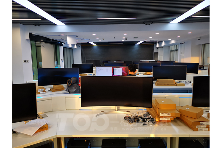 操作室辦公臺(tái)面.jpg 操作室辦公臺(tái)面.jpg