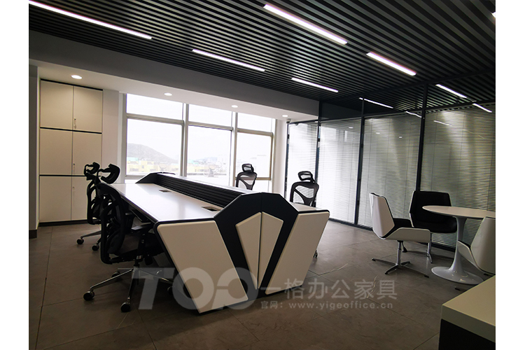 異形烤漆辦公操作臺(tái).jpg 異形烤漆辦公操作臺(tái).jpg