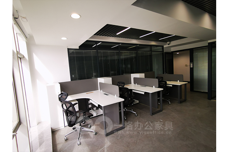 鋼架高屏風(fēng)辦公桌.jpg 鋼架高屏風(fēng)辦公桌.jpg