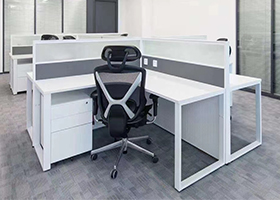 白色+灰主管桌、十字型屏風卡位、會議桌