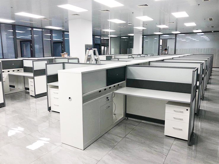 定制屏風辦公桌內(nèi)部帶有線槽.jpg 定制屏風辦公桌內(nèi)部帶有線槽.jpg